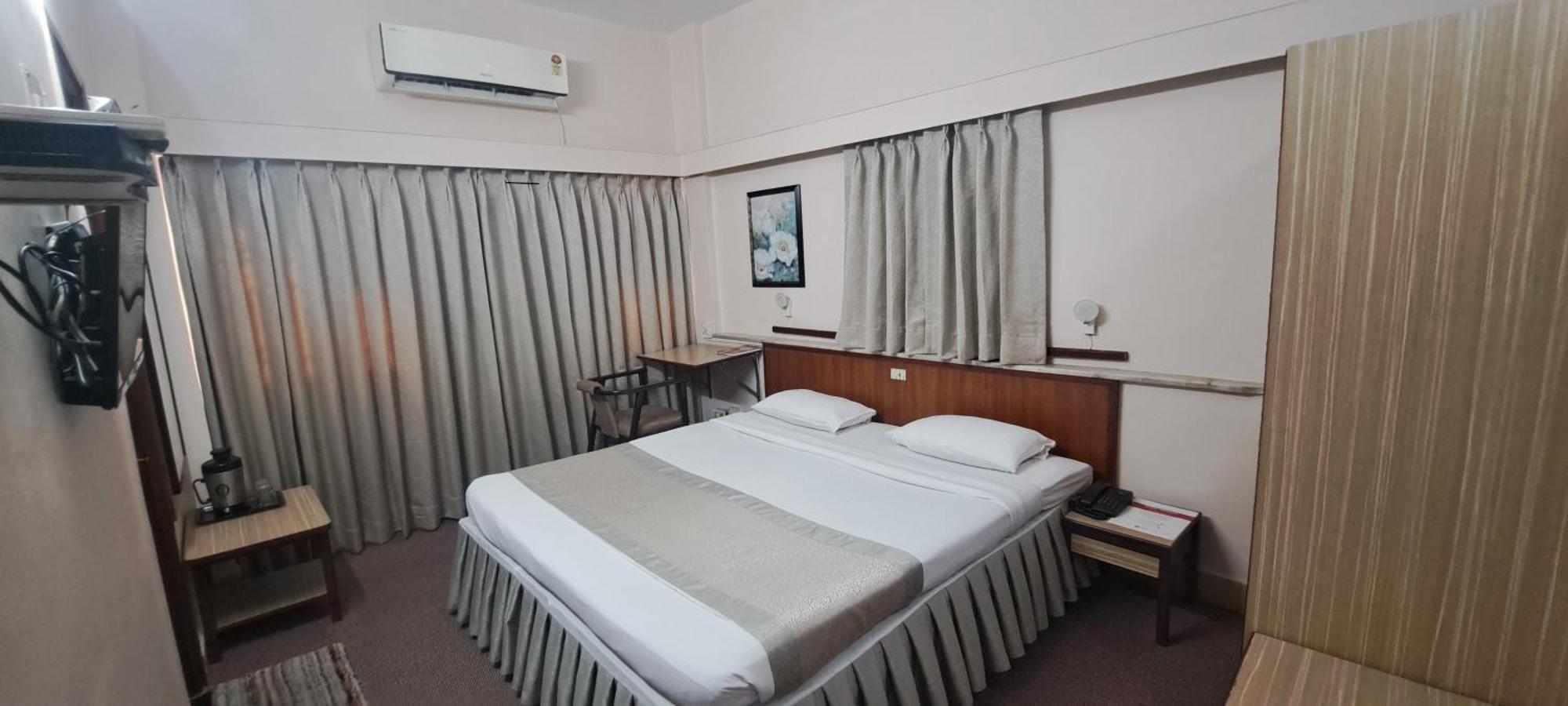 Hotel Swaroop Пуна Экстерьер фото