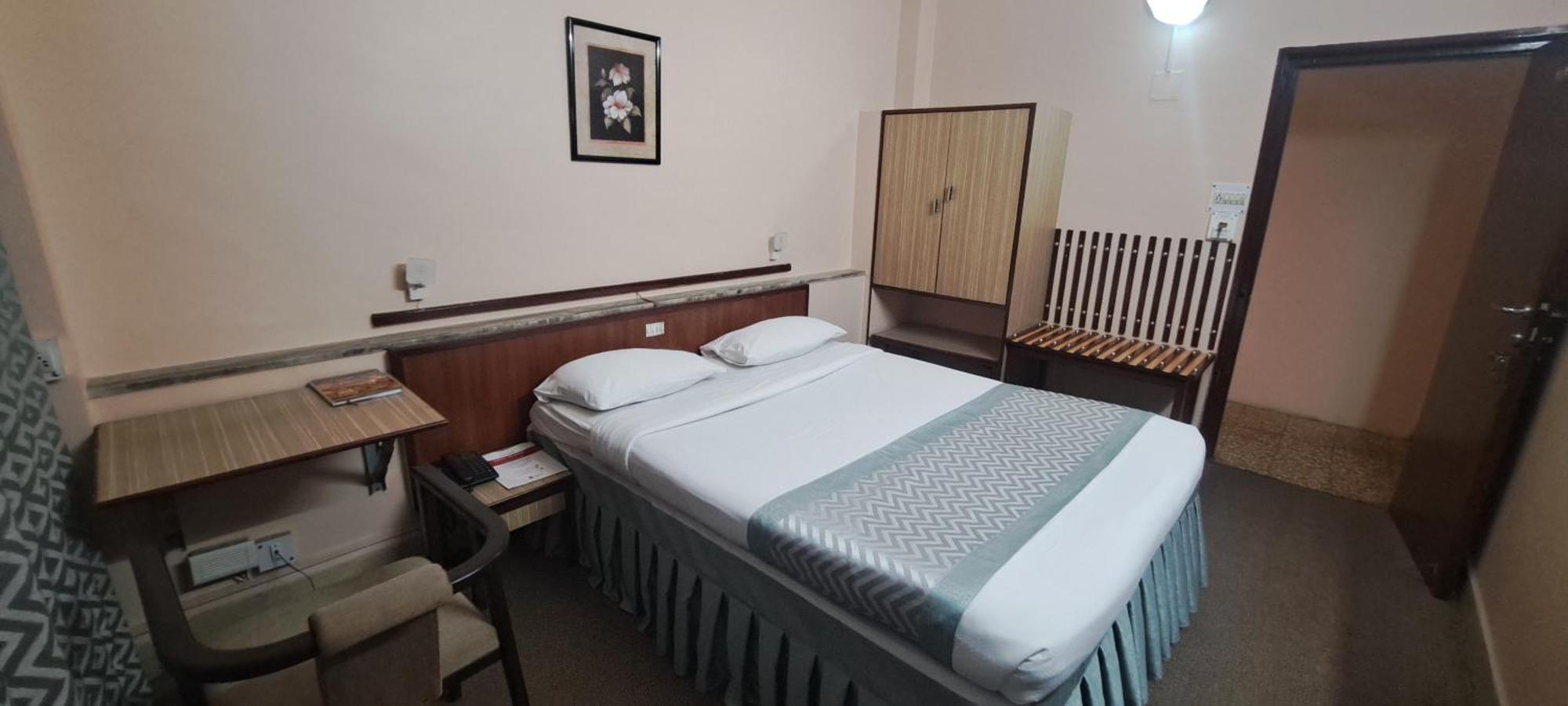 Hotel Swaroop Пуна Экстерьер фото