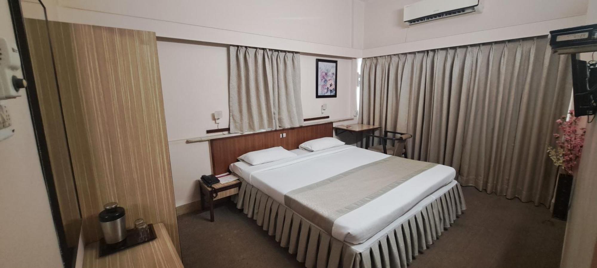 Hotel Swaroop Пуна Экстерьер фото