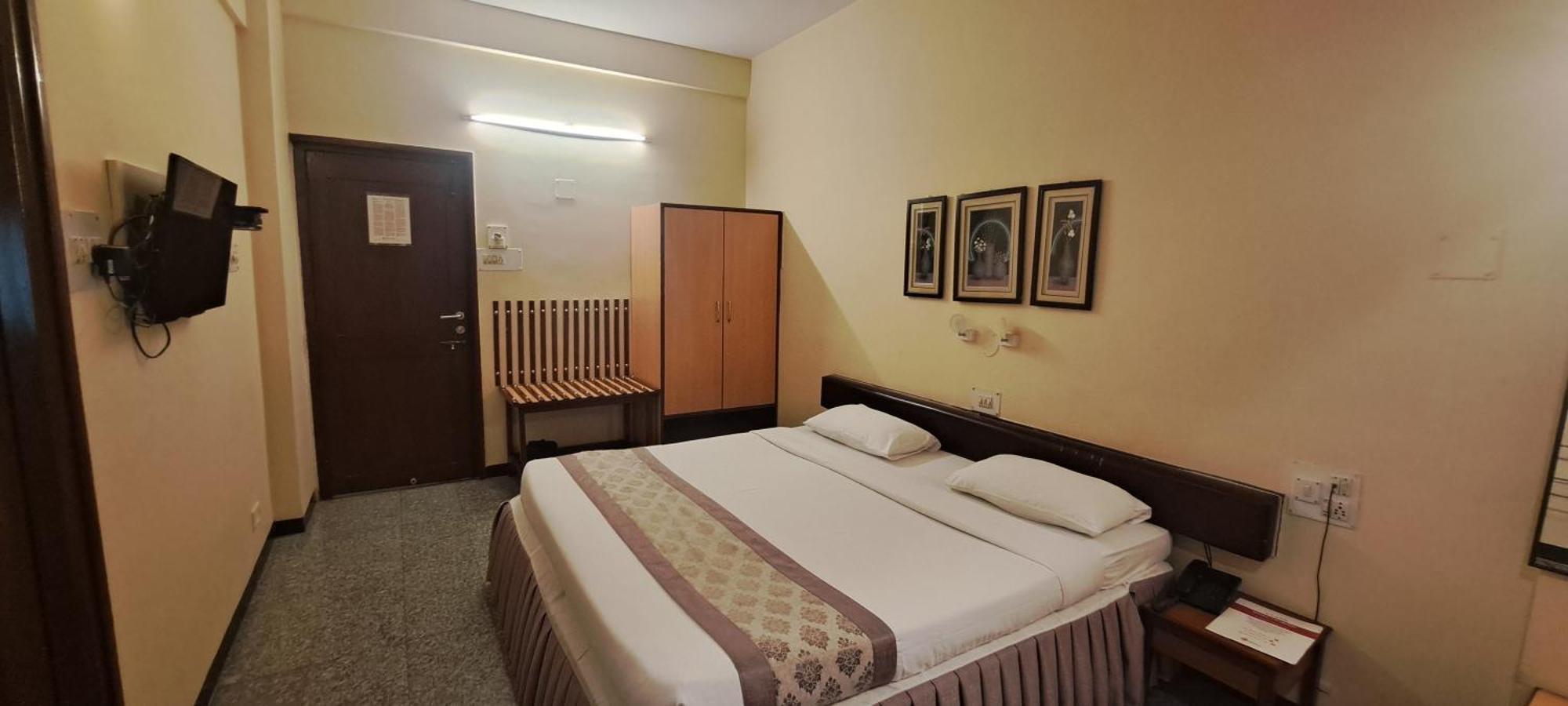Hotel Swaroop Пуна Экстерьер фото