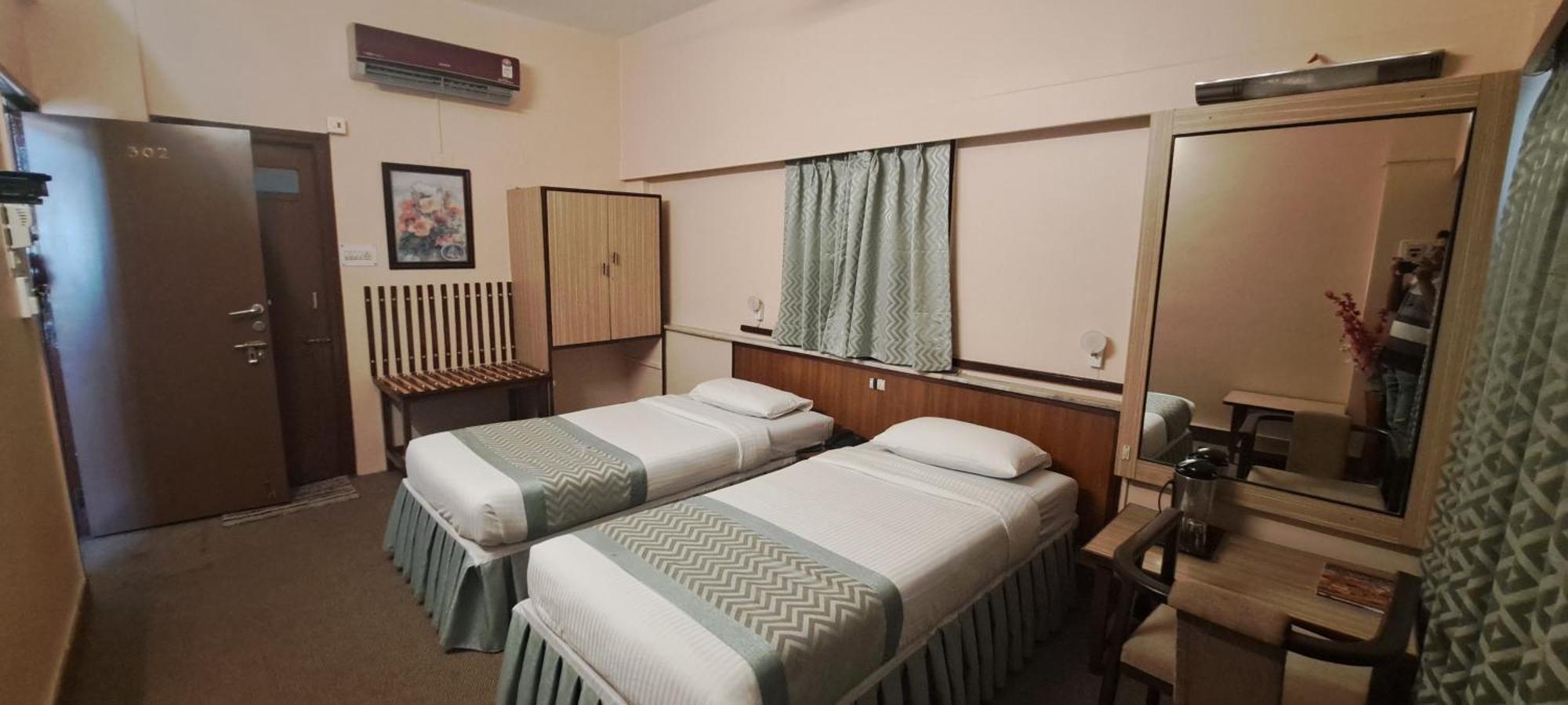Hotel Swaroop Пуна Экстерьер фото